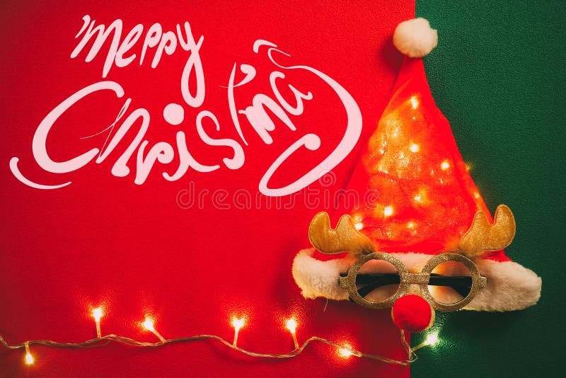 Gruß-Jahreszeitkonzept Santa Claus-Hut mit Stern Licht und glas lizenzfreie stockfotografie Gruß-Jahreszeitkonzept Santa Claus-Hut mit Stern Licht und glas lizenzfreie stockfotografie