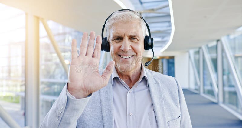 Gruß- und Call-Center von Senior face Man in Kundenservice oder Konversation. Portraitwelle stockfoto
