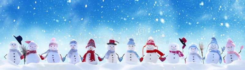 Grußkarte der frohe Weihnachten und Neujahr mit Kopieraum Viele Schneemänner, die in der Winter Weihnachtslandschaft stehen Winte