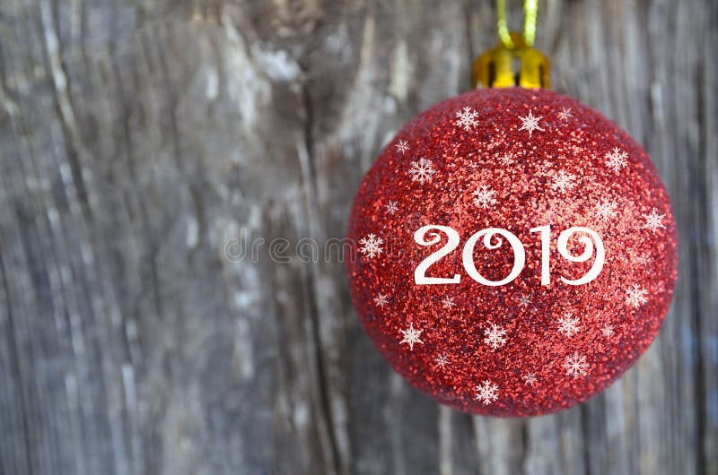 Grußkarte des neuen Jahres 2019 mit rotem Weihnachtsball auf altem hölzernem Hintergrund Festliche Dekoration der Winterurlaube m stockfoto Grußkarte des neuen Jahres 2019 mit rotem Weihnachtsball auf altem hölzernem Hintergrund Festliche Dekoration der Winterurlaube m stockfoto