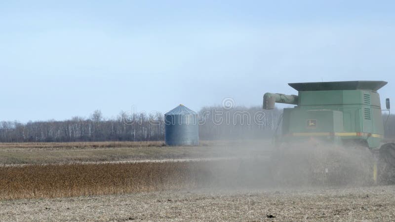 GRYGLA, MN - 2 NOVEMBRE 2018: John Deere Combine che raccoglie campo della soia