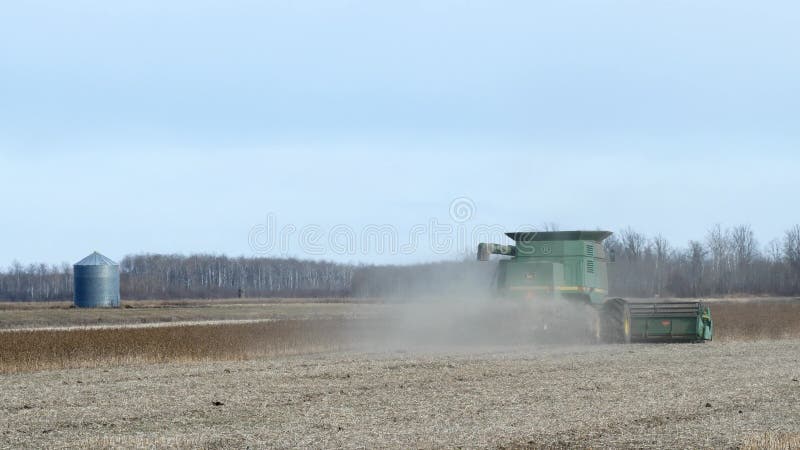 GRYGLA, MN - 2 NOVEMBRE 2018: John Deere Combine che raccoglie campo della soia