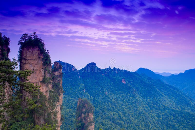 Gryning på berget av den Zhangjiajie nationalparken royaltyfri fotografi Gryning på berget av den Zhangjiajie nationalparken royaltyfri fotografi