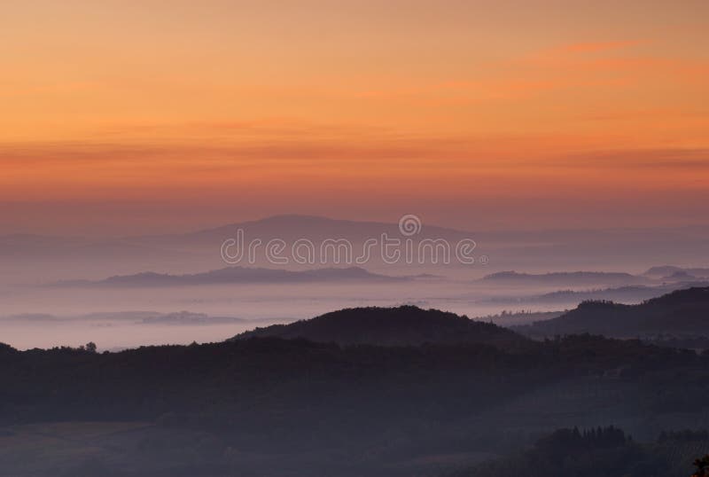 gryningitaly montepulciano tuscan arkivfoton gryningitaly montepulciano tuscan arkivfoton