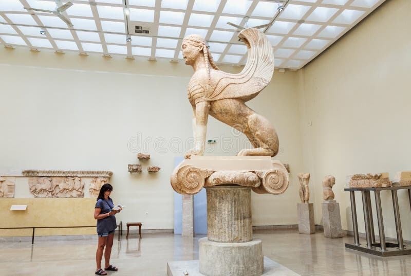 Schöne alte Ansichtskarte AK Delphi Museum Statue Sphinx Naxier 