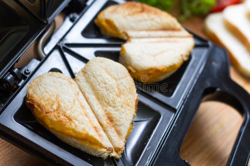 Grzanka kierowy kształt z opiekacz kanapki producenta miłości valentines śniadania pojęciem