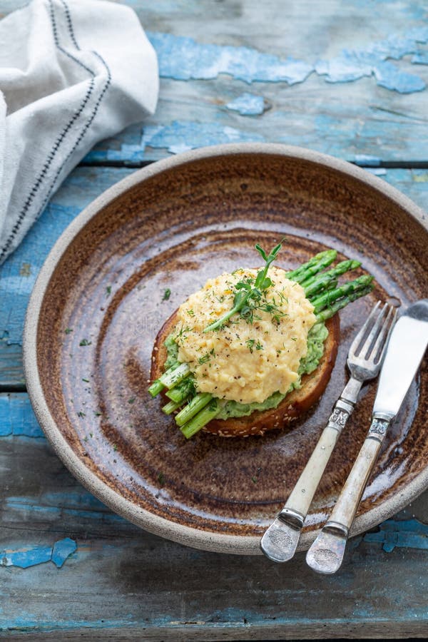 Grzanka z scrabled jajkami avocado i, kopii przestrzeń fotografia stock Grzanka z scrabled jajkami avocado i, kopii przestrzeń fotografia stock