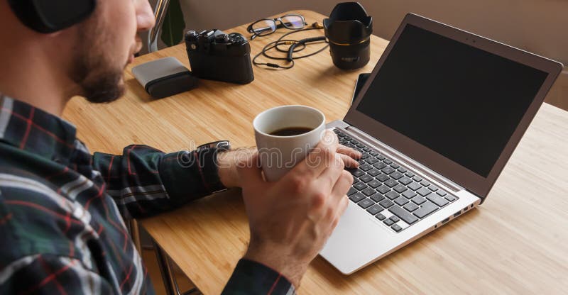 Grzebaka gamer pojęcie Nowożytny workspace fachowy artysta lub fotograf, pracuje na laptopie, pastylka, muzyczny twórca, zdjęcie royalty free Grzebaka gamer pojęcie Nowożytny workspace fachowy artysta lub fotograf, pracuje na laptopie, pastylka, muzyczny twórca, zdjęcie royalty free
