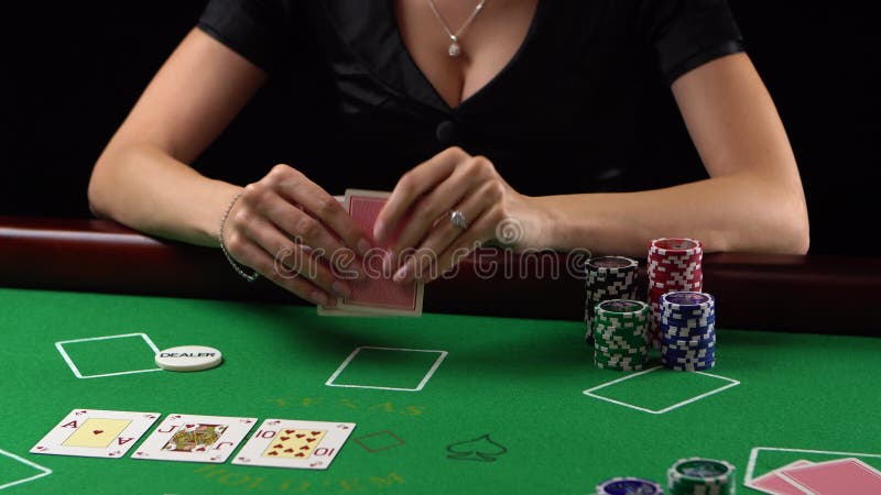 Grzebaka gracz patrzeje jej czeki i karty Pojęcie uprawiać hazard, ryzyko, szczęście, wygrana, zabawa i rozrywka, Prores 4K