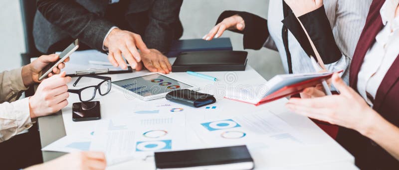 Gráficos del equipo de informe de la oficina de la discusión del negocio foto de archivo libre de regalías Gráficos del equipo de informe de la oficina de la discusión del negocio foto de archivo libre de regalías