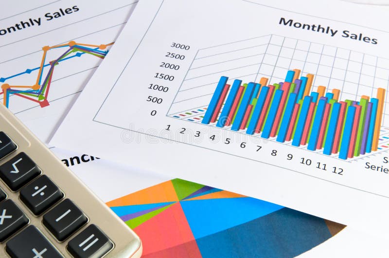Gráficos e cartas do relatório de vendas mensal com calculadora imagem de stock royalty free Gráficos e cartas do relatório de vendas mensal com calculadora imagem de stock royalty free