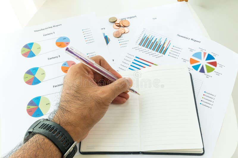Gráficos e informe de las finanzas foto de archivo Gráficos e informe de las finanzas foto de archivo