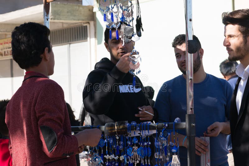 Loja de rua, Contas Azuis fotos de stock royalty free