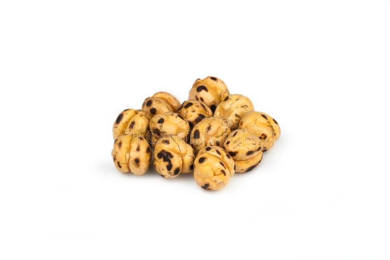 Grão-de-bico roasted amarelo da porca famosa turca do leblebi, isolado no fundo branco, grãos-de-bico roasted imagem de stock Grão-de-bico roasted amarelo da porca famosa turca do leblebi, isolado no fundo branco, grãos-de-bico roasted imagem de stock