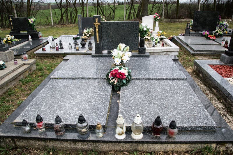 Gräber, Finanzanzeigen und Kruzifixe auf traditionellem Kirchhof Votive Kerzen Laterne und Blumen auf Grabsteinen im Friedhof stockfotos Gräber, Finanzanzeigen und Kruzifixe auf traditionellem Kirchhof Votive Kerzen Laterne und Blumen auf Grabsteinen im Friedhof stockfotos