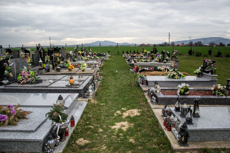 Gräber, Finanzanzeigen und Kruzifixe auf traditionellem Kirchhof Votive Kerzen Laterne und Blumen auf Grabsteinen im Friedhof stockfotografie Gräber, Finanzanzeigen und Kruzifixe auf traditionellem Kirchhof Votive Kerzen Laterne und Blumen auf Grabsteinen im Friedhof stockfotografie
