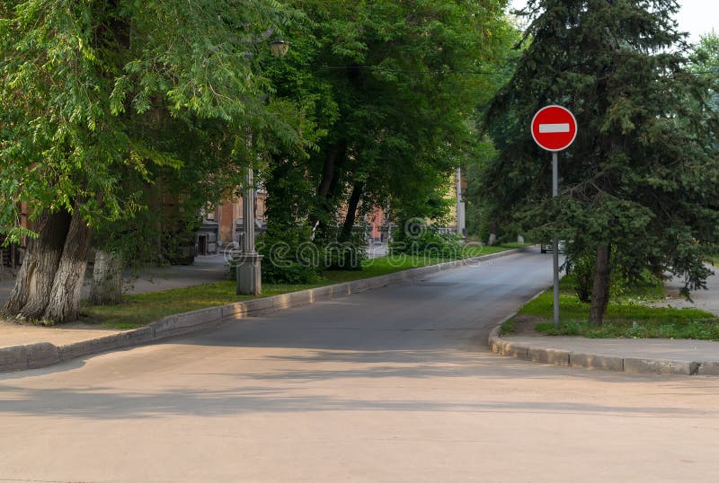 Gränd bostadsområde Stoppa passagen förbjudas royaltyfri bild Gränd bostadsområde Stoppa passagen förbjudas royaltyfri bild