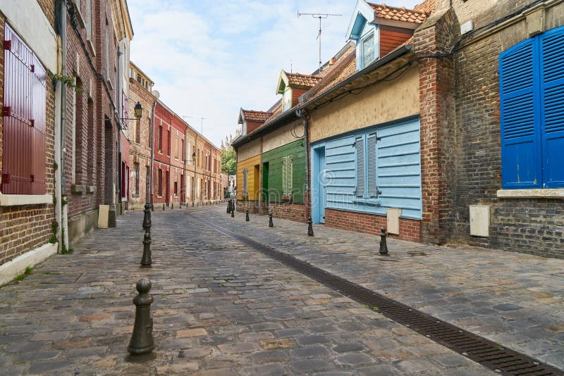 Gränd med färgrika hus i gammal stad av Amiens