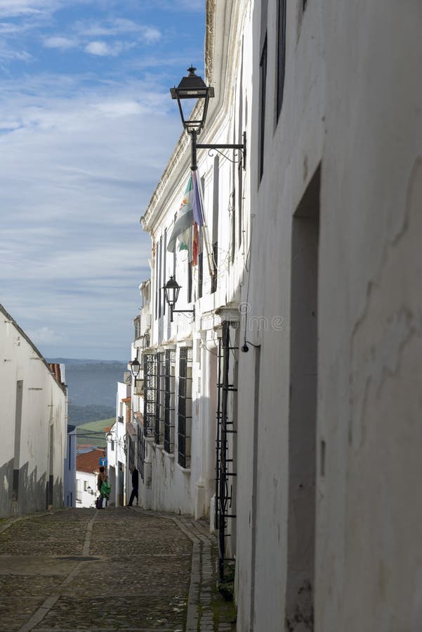 Gränder av kalkade hus som är typiska av byn av Jerez de los fotografering för bildbyråer Gränder av kalkade hus som är typiska av byn av Jerez de los fotografering för bildbyråer