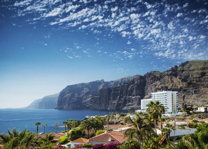 Gränsmärke för Los-gigantesklippor i den södra tenerife ön Spanien fotografering för bildbyråer Gränsmärke för Los-gigantesklippor i den södra tenerife ön Spanien fotografering för bildbyråer