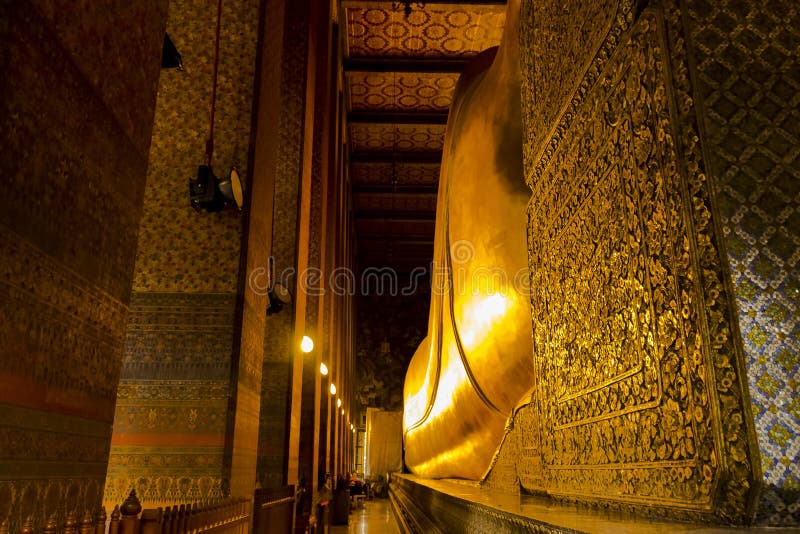 Gränsmärke slut upp den härliga Head stora Buddha som vilar, guld- statytempel Wat Pho arkivbild Gränsmärke slut upp den härliga Head stora Buddha som vilar, guld- statytempel Wat Pho arkivbild