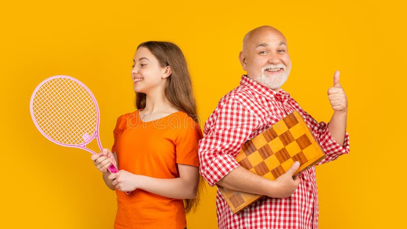 Gråbarn med morfar med badmintonracket och schack på gul bakgrund