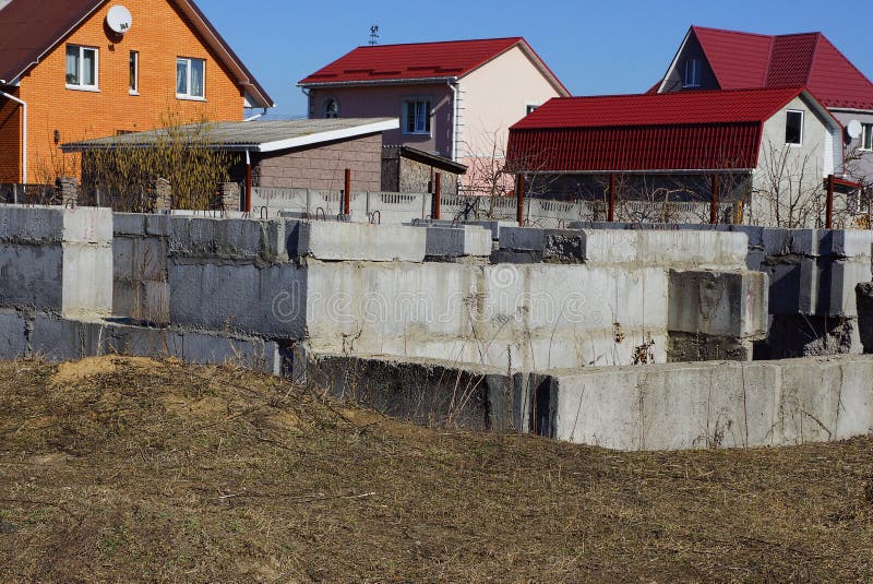 Grått fundament av ett hus för konkret kvarter på en konstruktionsplats arkivfoto Grått fundament av ett hus för konkret kvarter på en konstruktionsplats arkivfoto
