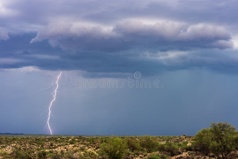 Grève de boulon de foudre dans une tempête photo stock Grève de boulon de foudre dans une tempête photo stock