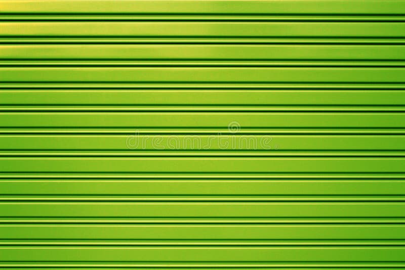 Grön bakgrund för dörr för metallsäkerhetsrulle arkivfoton Grön bakgrund för dörr för metallsäkerhetsrulle arkivfoton