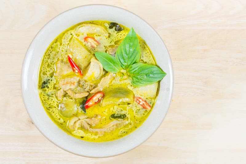 Grön curryhöna, thailändsk traditionell och populär mat, grön cu arkivbild Grön curryhöna, thailändsk traditionell och populär mat, grön cu arkivbild