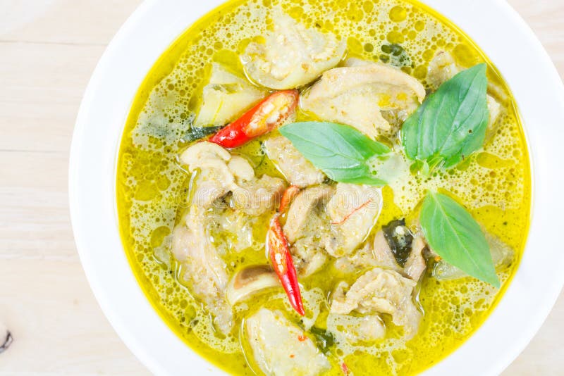 Grön curryhöna, thailändsk traditionell och populär mat, grön cu arkivbilder Grön curryhöna, thailändsk traditionell och populär mat, grön cu arkivbilder
