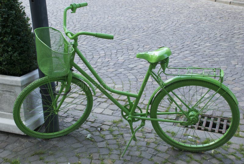 Grön cykel arkivbilder