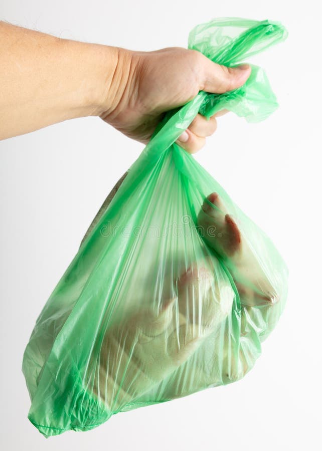 Grön förpackning med kött i hand, isolerat på vitt royaltyfri bild