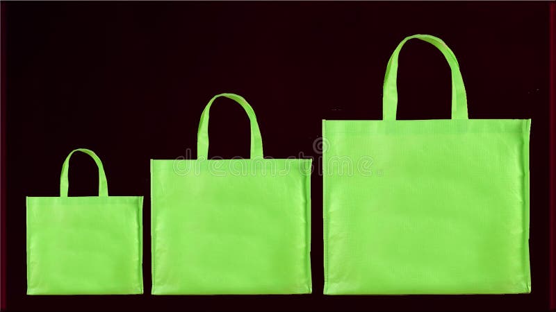 Grön handtagsslinga med bondad eko-vänlig shoppingväska på svart bakgrund royaltyfri foto