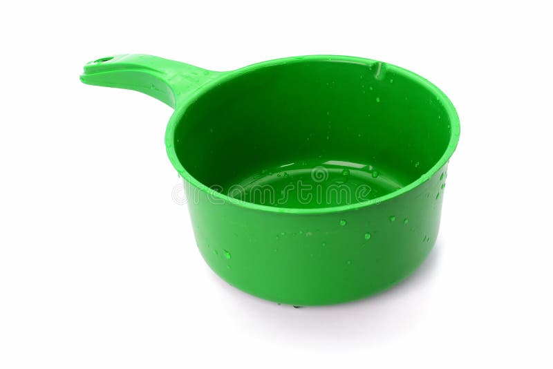 Grön plast- bunke med vattendroppe som isoleras på vit bakgrund royaltyfri fotografi Grön plast- bunke med vattendroppe som isoleras på vit bakgrund royaltyfri fotografi