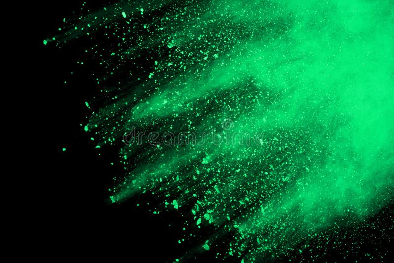 grön pulverexplosion på svart bakgrund Kulört moln Färgrikt damm exploderar Målarfärg Holi