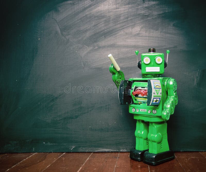 Grön robot för tappning och en svart tavla royaltyfria bilder