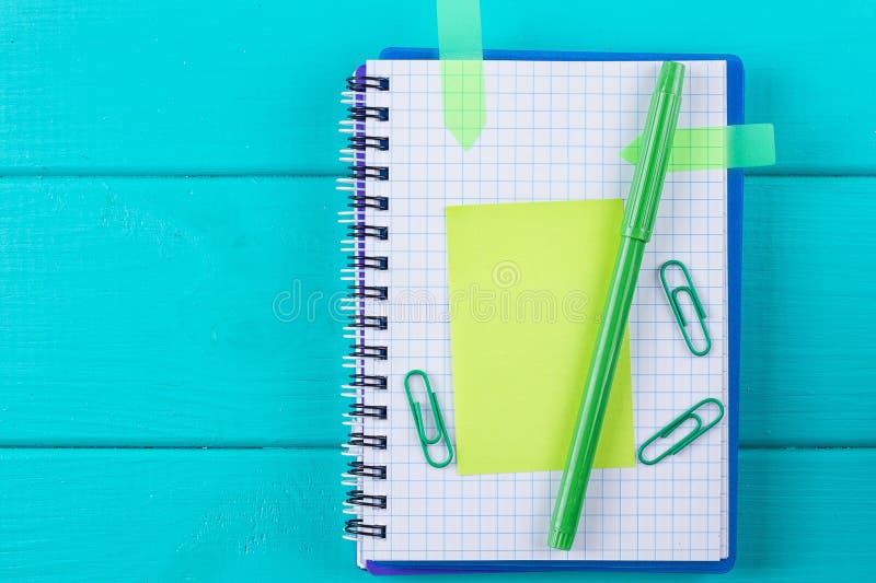 Grön räknemaskin med en pappers- klistermärke arkivbild Grön räknemaskin med en pappers- klistermärke arkivbild