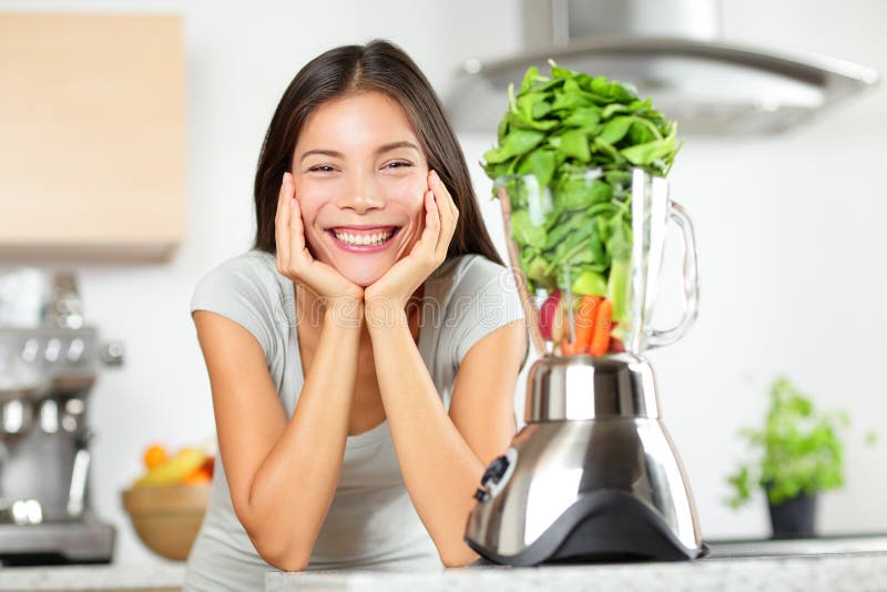 Gröna smoothies för grönsak för smoothiekvinnadanande arkivfoto
