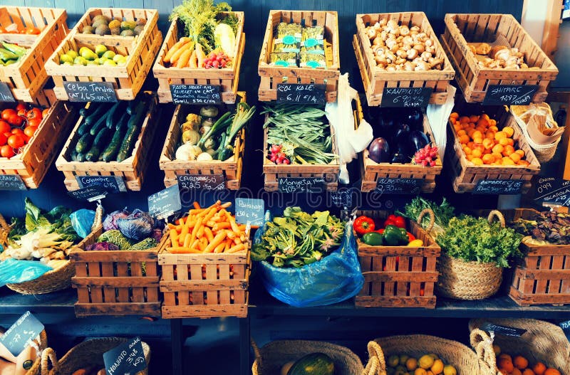 Grönsaker och frukter i vide- korgar i greengrocery fotografering för bildbyråer Grönsaker och frukter i vide- korgar i greengrocery fotografering för bildbyråer