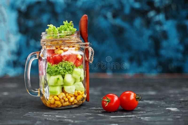 Grönsaksallad i en glass krus Sked och körsbärsröda tomater Healt fotografering för bildbyråer Grönsaksallad i en glass krus Sked och körsbärsröda tomater Healt fotografering för bildbyråer