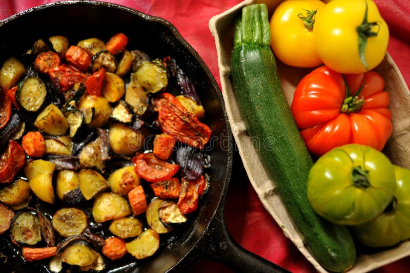 Grönsaksgrön ekologisk matlagningsbild med färska och rostade grönsaker