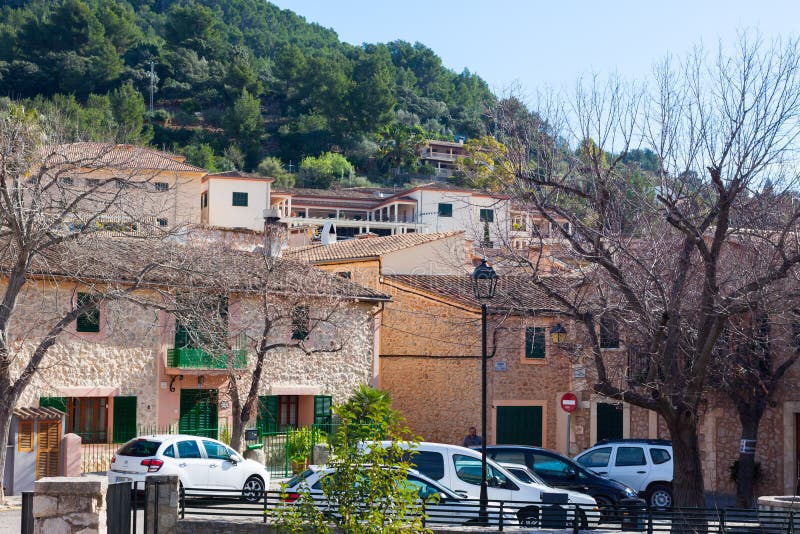 Grönt berg och ljusa hus i Esporles, Mallorca royaltyfria foton Grönt berg och ljusa hus i Esporles, Mallorca royaltyfria foton
