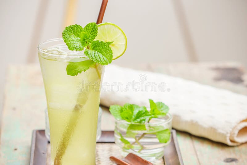 Grönt te för ny och kall is med skivad limefrukt fotografering för bildbyråer Grönt te för ny och kall is med skivad limefrukt fotografering för bildbyråer
