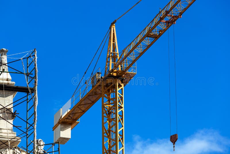 Grúa en la reconstrucción imagen de archivo libre de regalías