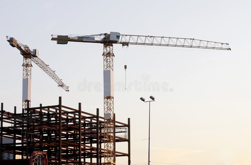 Grúas en una obra imagenes de archivo