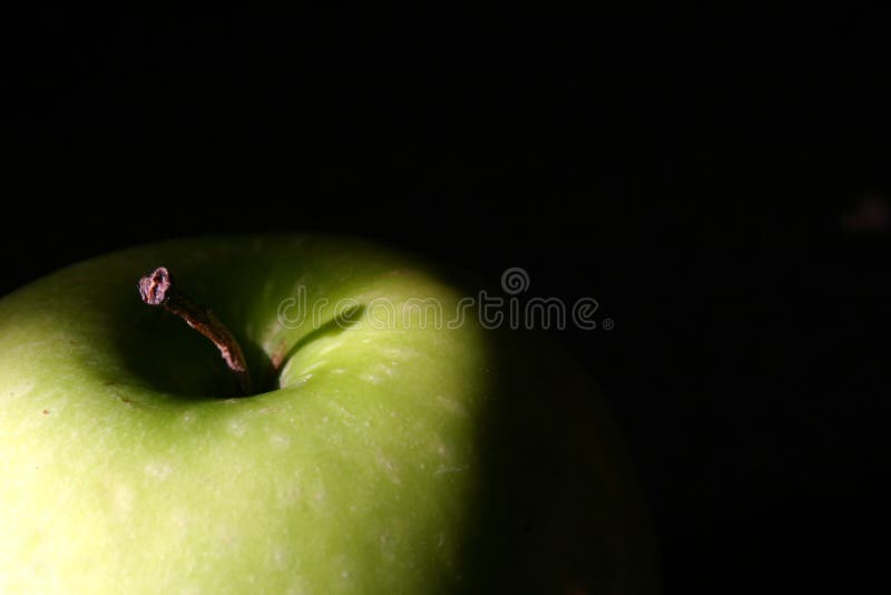 Grüne Apple-Oberseite auf Schwarzem lizenzfreie stockfotografie