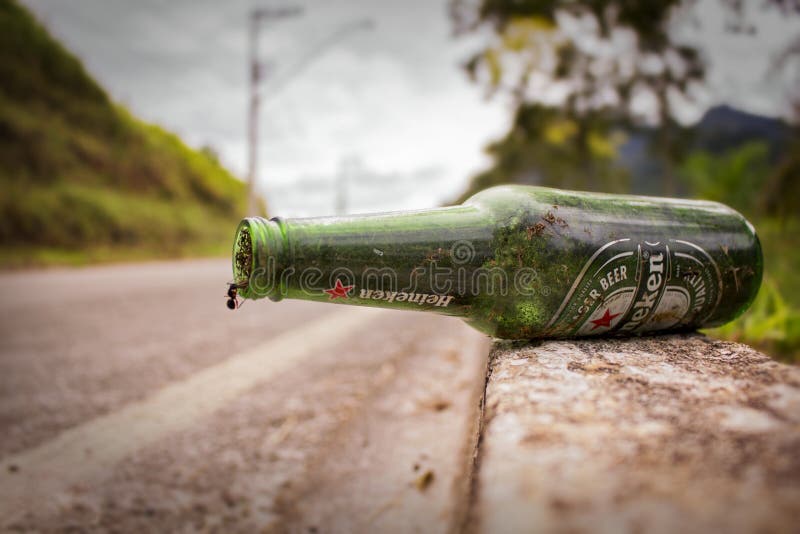 Grüne Bierflasche auf der Beschränkung lizenzfreies stockfoto Grüne Bierflasche auf der Beschränkung lizenzfreies stockfoto