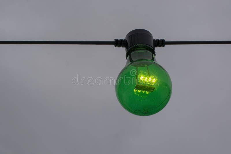 Grüne Farbglühlampe auf Schnur lizenzfreie stockbilder Grüne Farbglühlampe auf Schnur lizenzfreie stockbilder