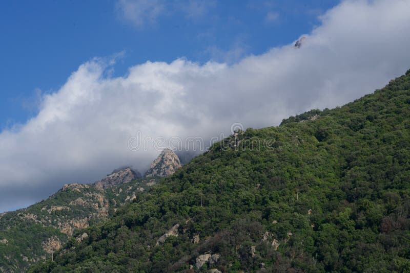 Grüne Felsen unter Wolken unter blauem Himmel lizenzfreies stockfoto Grüne Felsen unter Wolken unter blauem Himmel lizenzfreies stockfoto